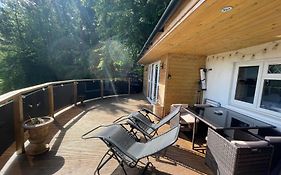 Unique Orchard Lodge For Couples With Hot Tub